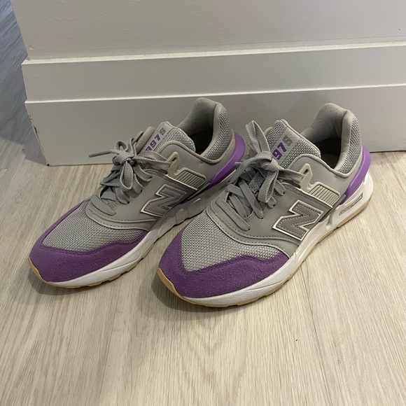 Very Trendy New Balance sneakers - Picture 1 of 5